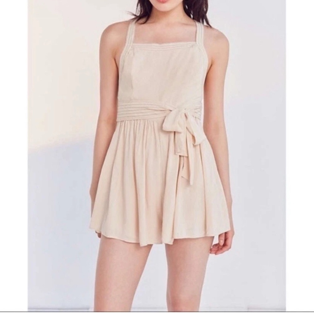 Urban Outfitters Kimchi Blue Trapunto Stitch Cross-Back Romper Beige Sz 4